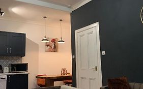 Glamours Stylish Victorian Apartment Near City Centre